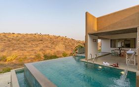 Stayvista'S Sage Scenery - Mountain-View Villa With Infinity Pool & Terrace